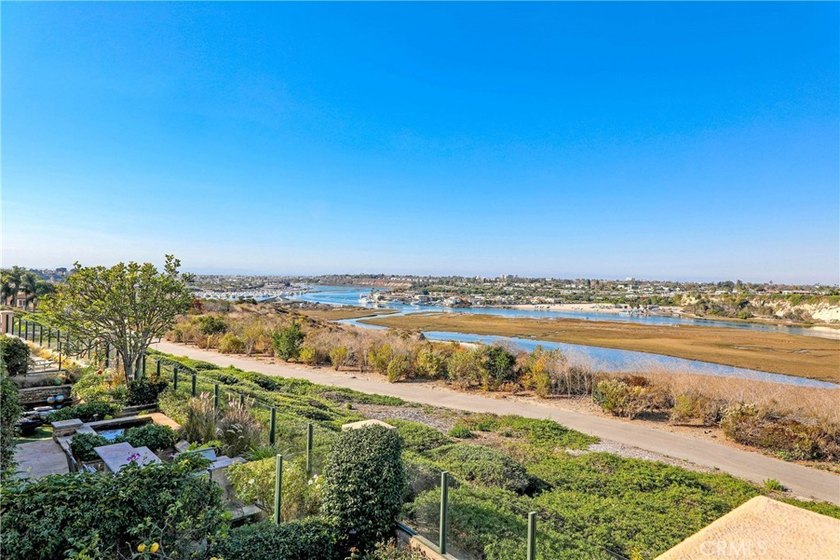 SINGLE-LEVEL LIVING! Welcome to 2102 Vista Entrada, an updated - photo 29