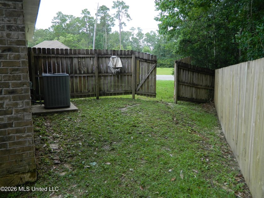 Nice ranch home, 3 bedroom, 2 bath, split bedroom plan, all - photo 43