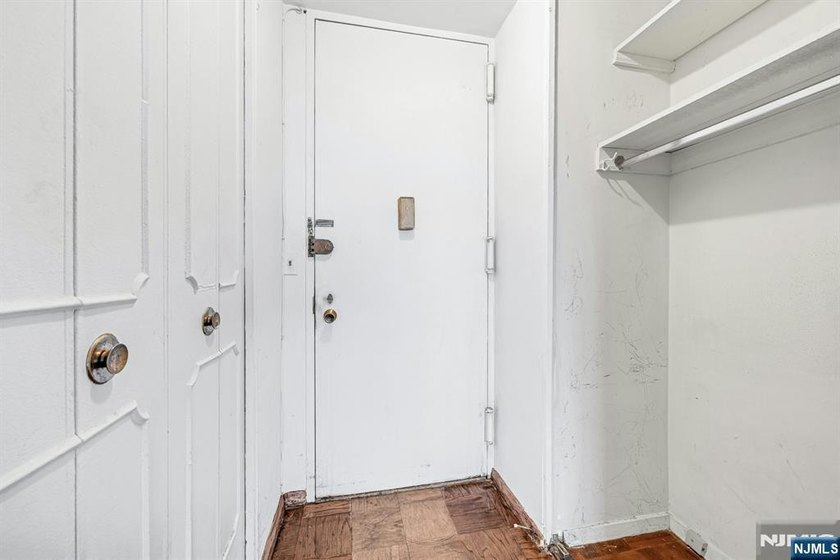 Rare opportunity to renovate and customize this high-floor - photo 3