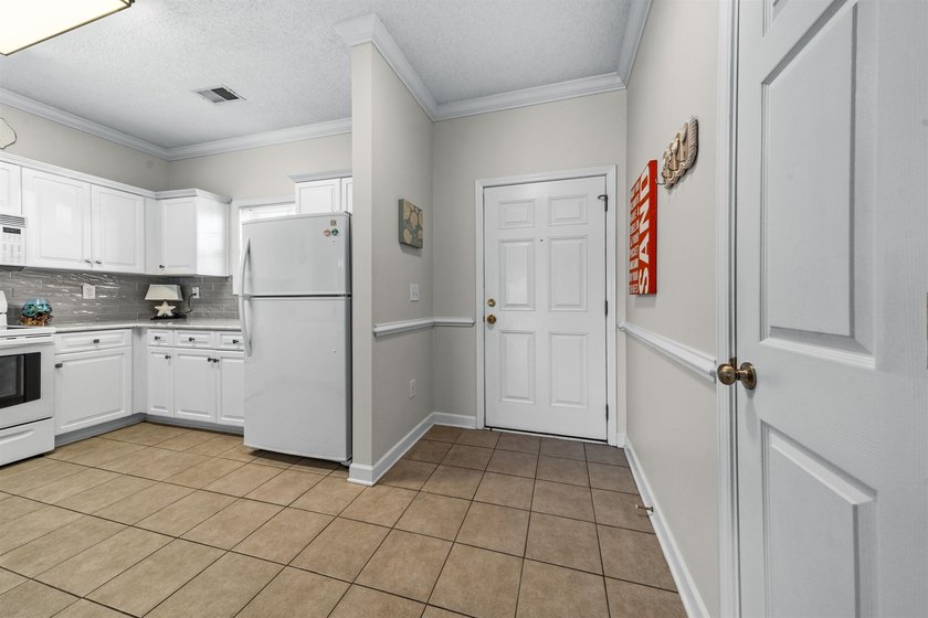 Impeccably maintained and beautifully upgraded 2-bedroom, 2-bath - photo 9