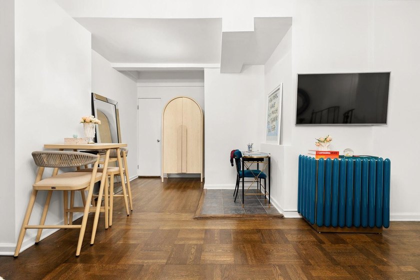 Rediscover pre-war Manhattan in this beautifully updated, alcove - photo 3