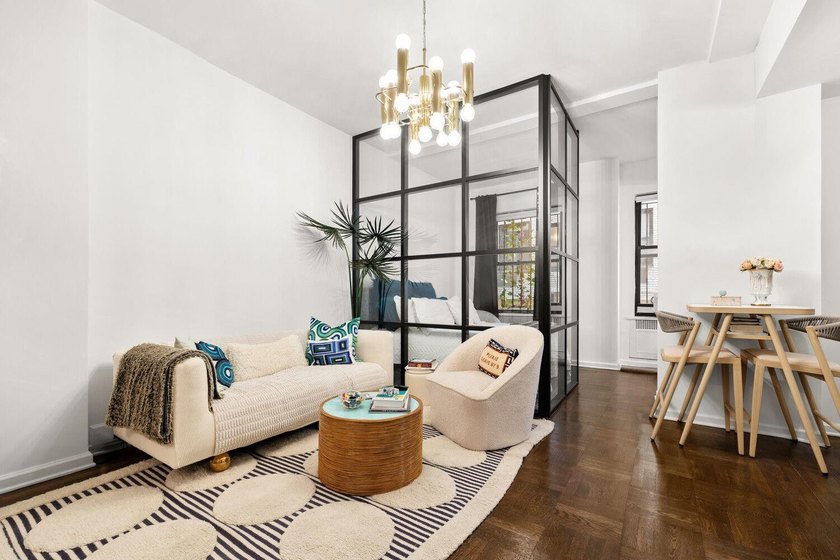 Rediscover pre-war Manhattan in this beautifully updated, alcove - photo 4