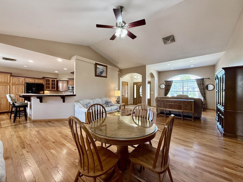 Neat and clean rancher, 2258 sq ft, 4 bedrooms, 2 bathrooms - photo 11