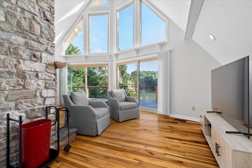 Welcome to your lakefront retreat! This beautifully maintained - photo 3