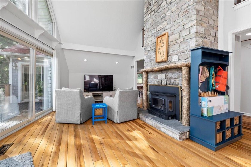 Welcome to your lakefront retreat! This beautifully maintained - photo 5