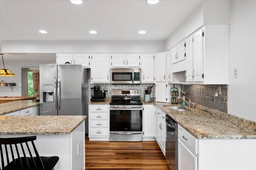 Welcome to your lakefront retreat! This beautifully maintained - photo 9