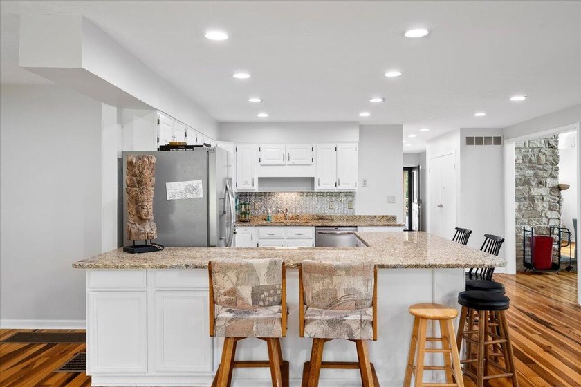 Welcome to your lakefront retreat! This beautifully maintained - photo 10