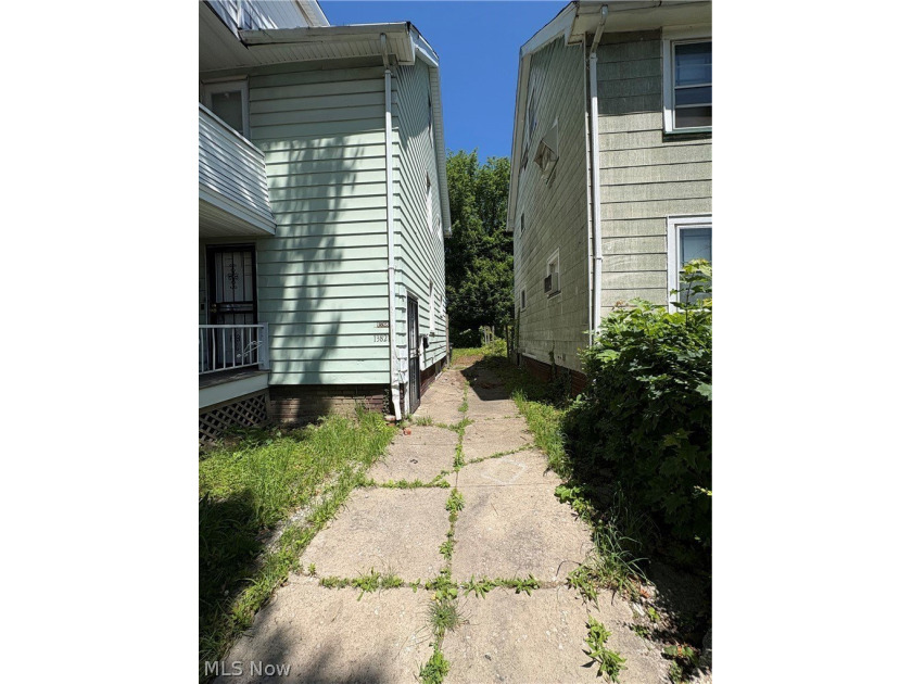 Attention investors - don't miss this value-add duplex on - photo 3