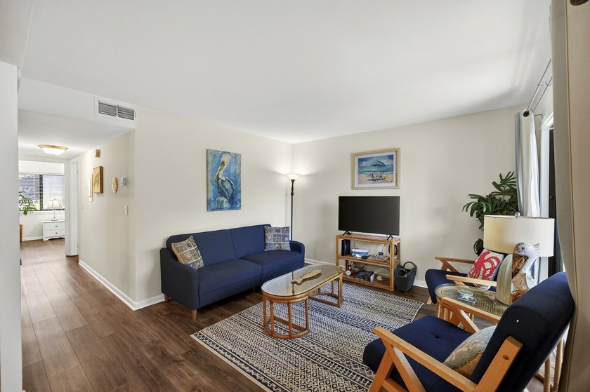 Enjoy coastal living in this beautiful fully furnished 2-bedroom - photo 3