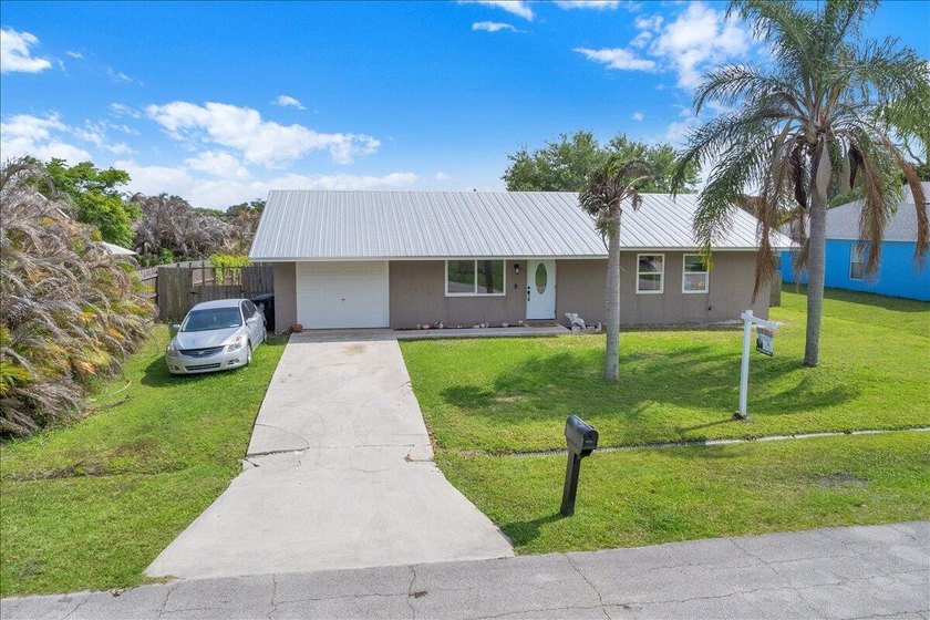 This beautiful CBS home features a 2021 metal roof, spacious - photo 3