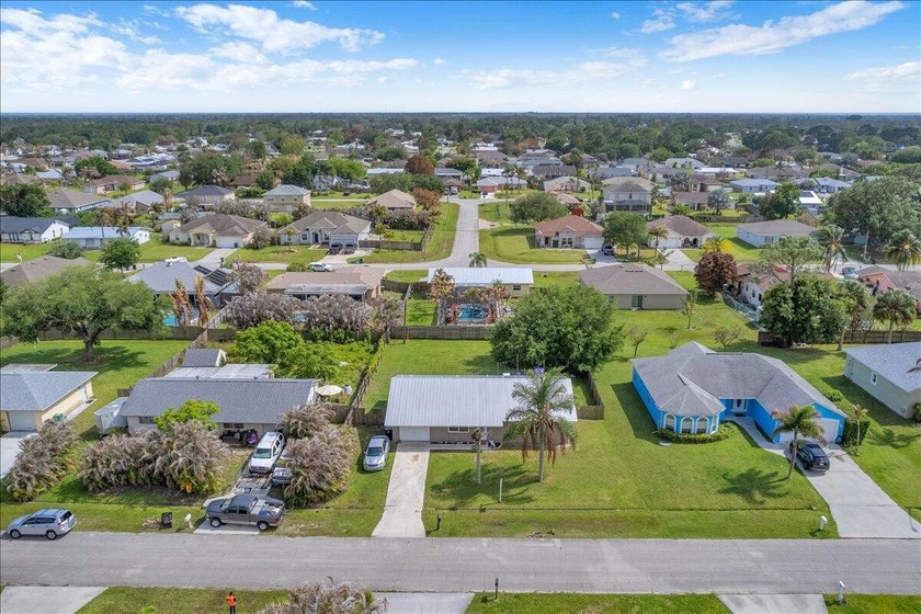 This beautiful CBS home features a 2021 metal roof, spacious - photo 5