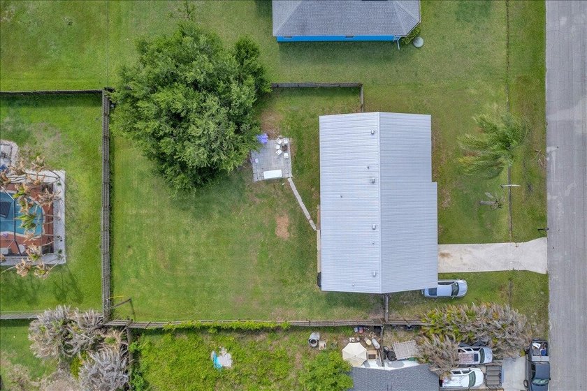This beautiful CBS home features a 2021 metal roof, spacious - photo 6