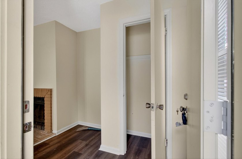 Excellent investment opportunity or owner-occupant purchase with - photo 4
