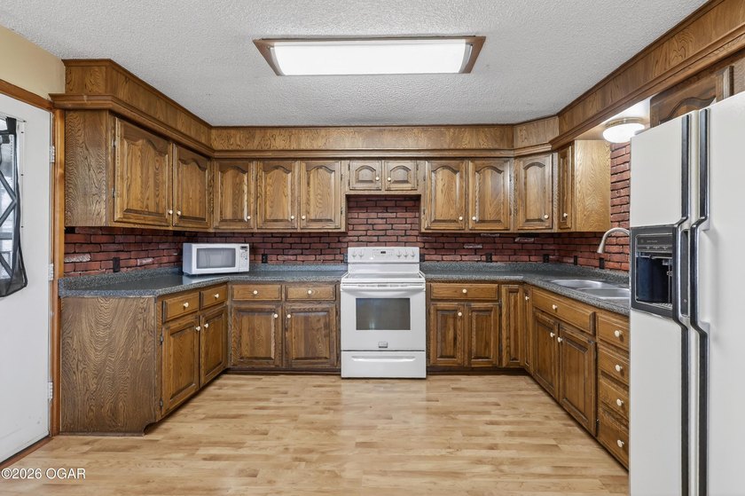 Welcome home to this solid 3-bedroom, 2.5-bath brick home - photo 14