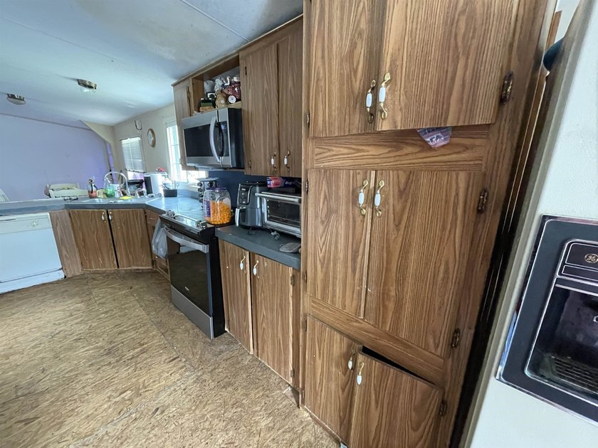 A Fixer Upper with lots of Potiential!! An ideal situation for - photo 6