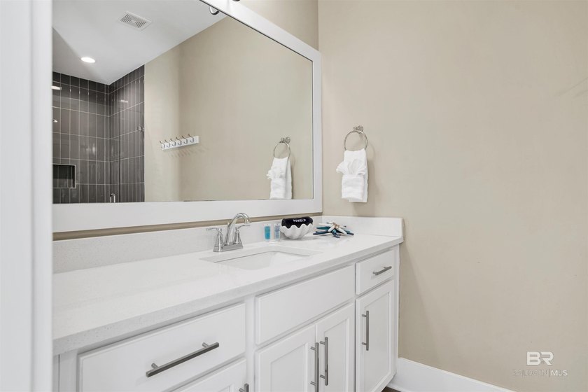 Beautifully decorated 3bed/4bath coastal home with views of the - photo 19