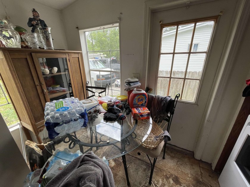 A Fixer Upper with lots of Potiential!! An ideal situation for - photo 10