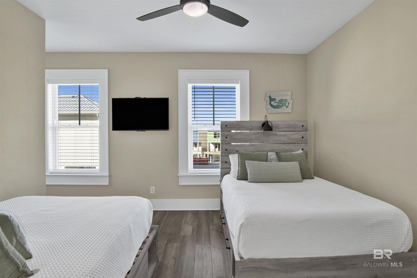 Beautifully decorated 3bed/4bath coastal home with views of the - photo 25