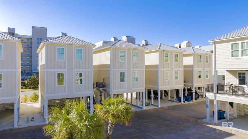 Beautifully decorated 3bed/4bath coastal home with views of the - photo 35