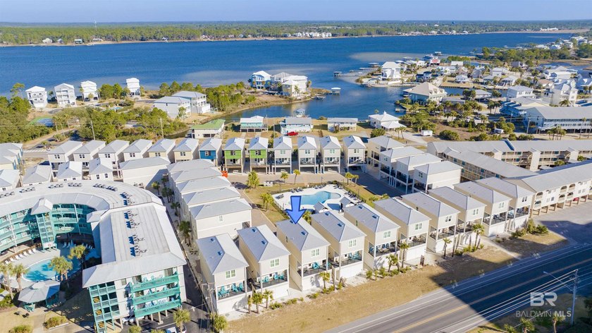 Beautifully decorated 3bed/4bath coastal home with views of the - photo 42