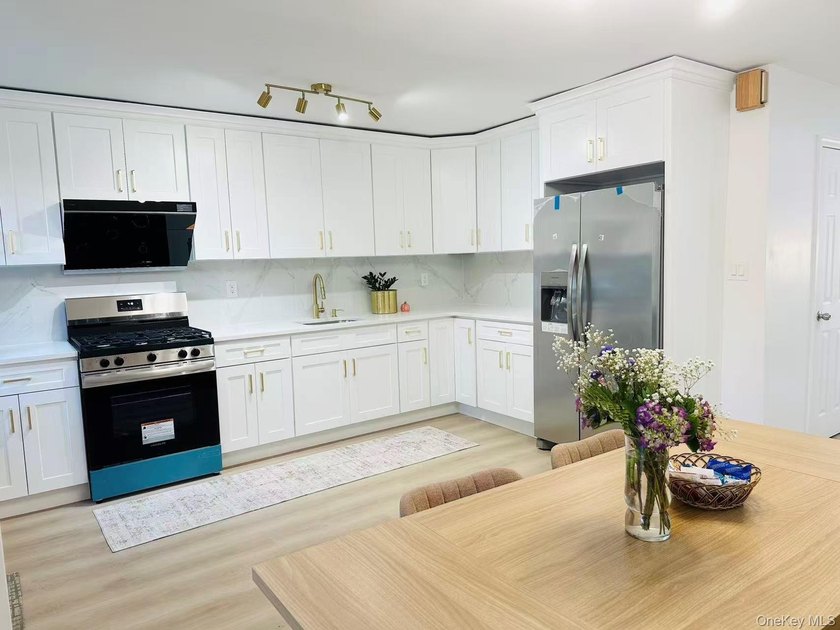Welcome to this beautifully townhouse located in the heart of - photo 3