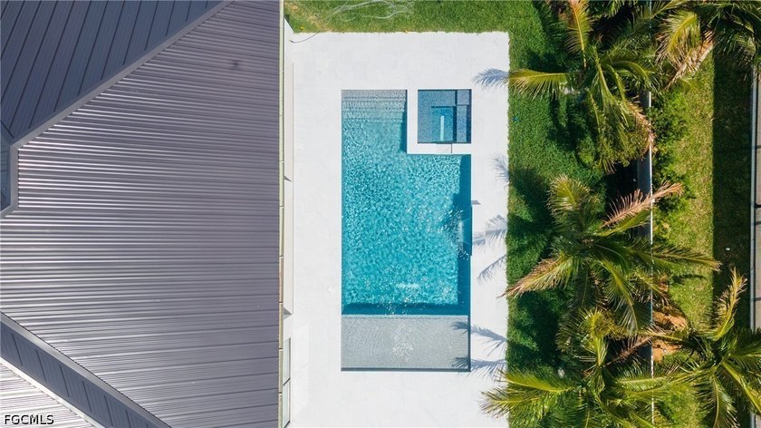 Step into your own TROPICAL RETREAT with this exceptional - photo 3
