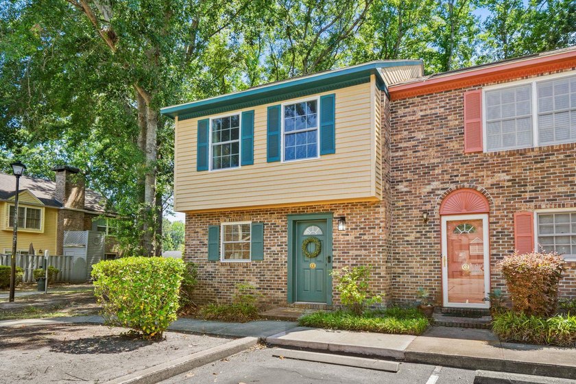 Incredible opportunity to purchase this 3 bedroom, 2.5 bath End - photo 2
