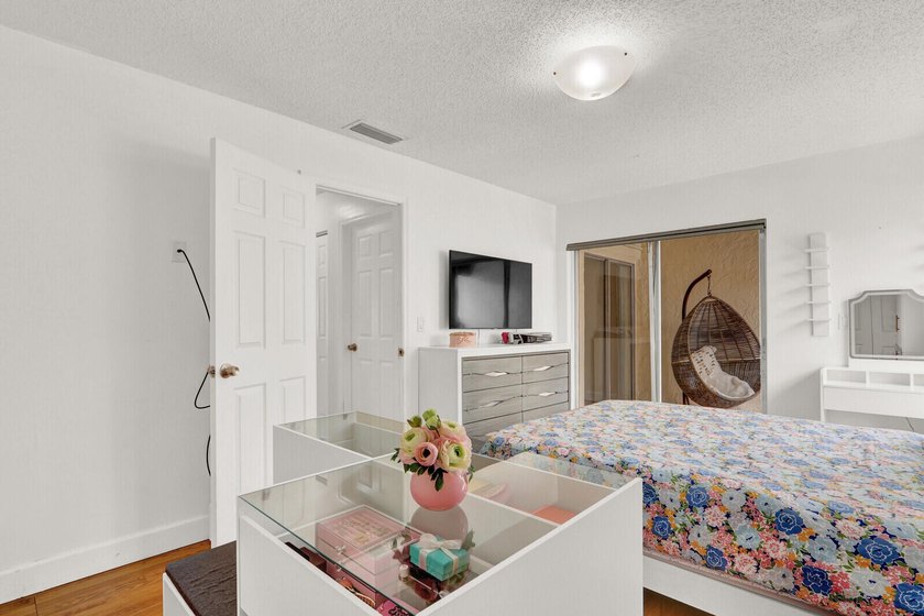 Welcome to this thoughtfully designed home in West Palm Beach - photo 15