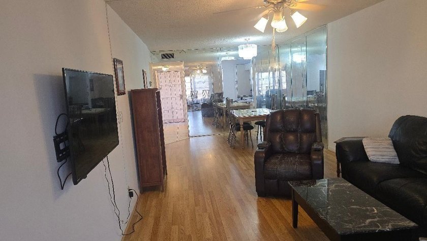 Beautiful Spacious, 1 bedroom, 1.5 bath unit with a large - photo 17