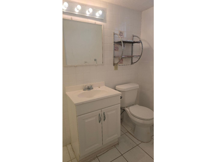 Beautiful Spacious, 1 bedroom, 1.5 bath unit with a large - photo 19