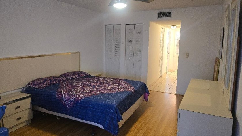 Beautiful Spacious, 1 bedroom, 1.5 bath unit with a large - photo 23