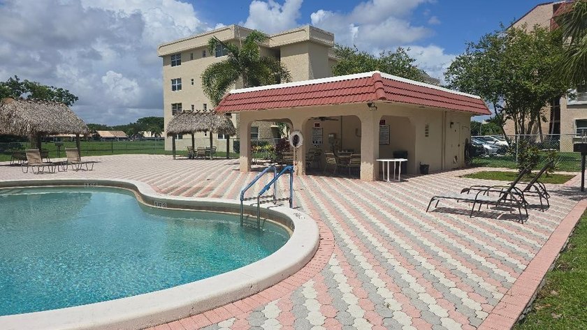 Beautiful Spacious, 1 bedroom, 1.5 bath unit with a large - photo 33