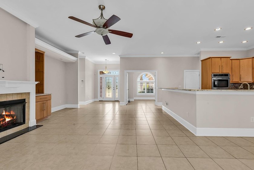 Discover the perfect blend of elegance and comfort in this - photo 3