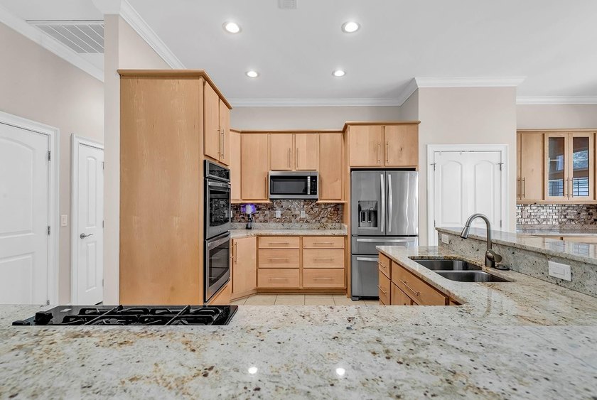 Discover the perfect blend of elegance and comfort in this - photo 5