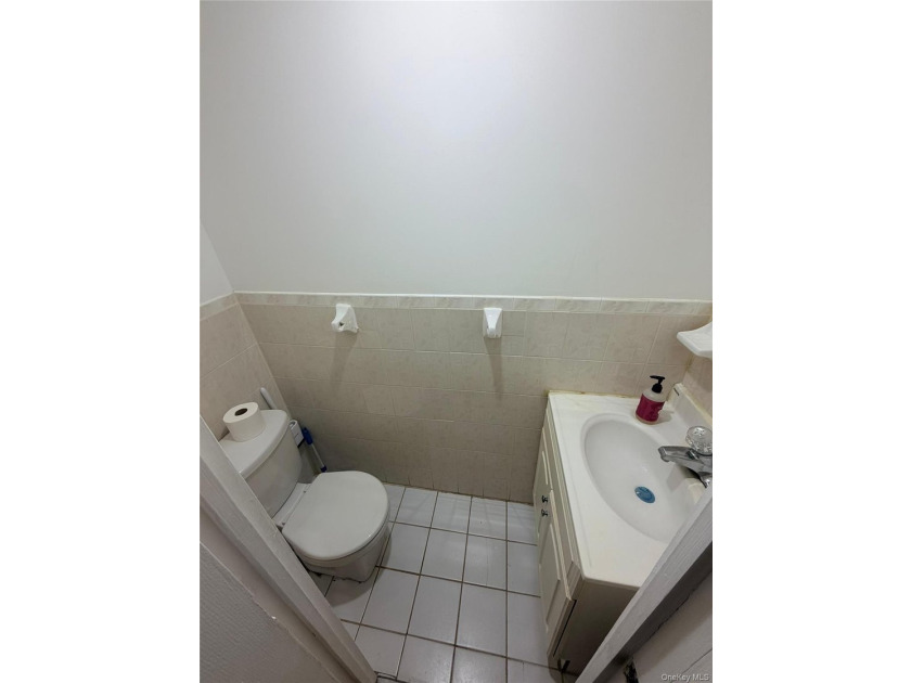 2 Bedrooms 1.5 bathrooms Spacious sunny &amp; bright Beautiful And - photo 11