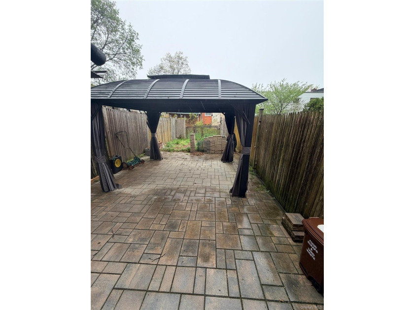 2 Bedrooms 1.5 bathrooms Spacious sunny &amp; bright Beautiful And - photo 12