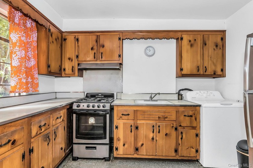 BEST PRICED HOME IN WHITESTONE!!!! Opportunity knocks on this - photo 7