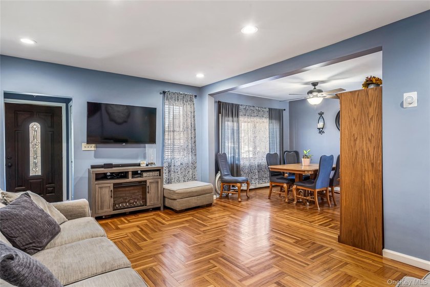 Welcome to this charming and well maintained Tudor Colonial one - photo 3
