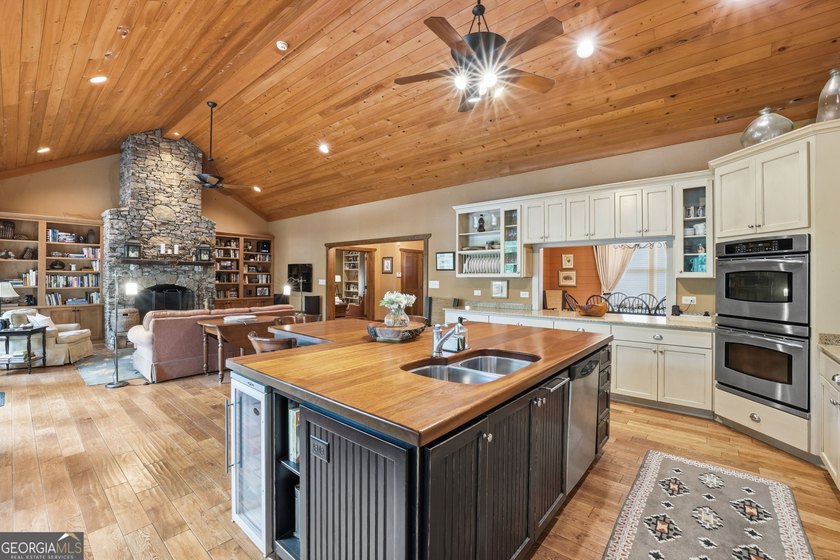 This spectacular 3,030-square-foot, 4-bedroom, 4-bathroom lake - photo 13