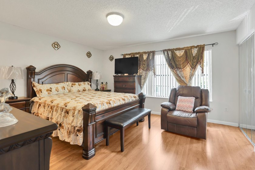 This charming lakefront 3-bedroom, 2.5-bath townhouse is ready - photo 13