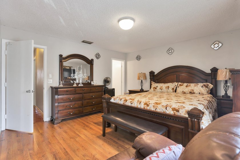 This charming lakefront 3-bedroom, 2.5-bath townhouse is ready - photo 14