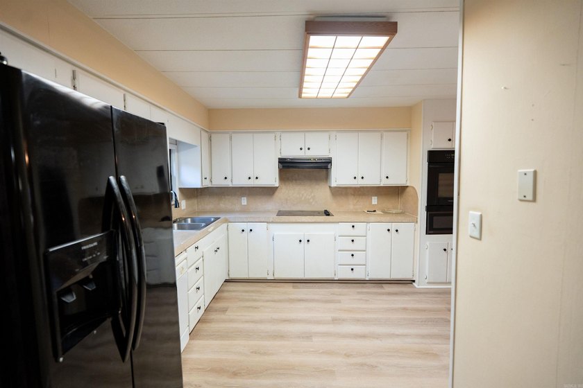 Spacious 3 bedroom and 2 bathroom cabin sitting on 1 acre - photo 15