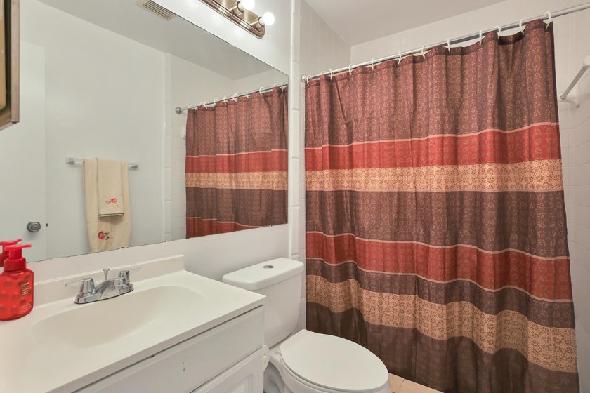 This charming lakefront 3-bedroom, 2.5-bath townhouse is ready - photo 15