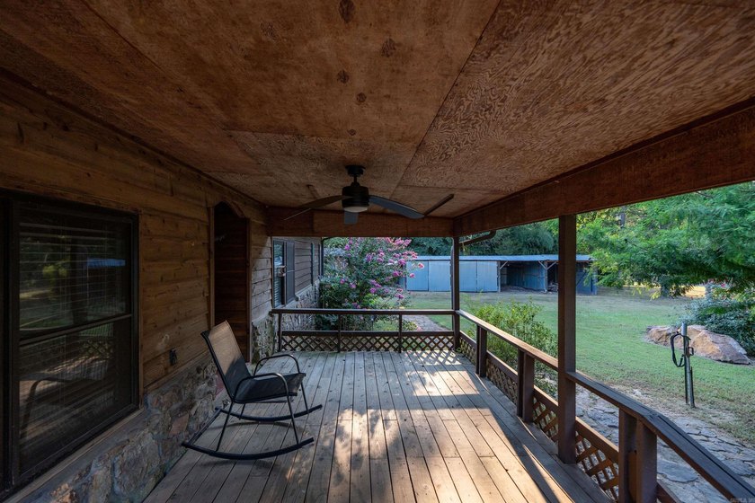 Spacious 3 bedroom and 2 bathroom cabin sitting on 1 acre - photo 21