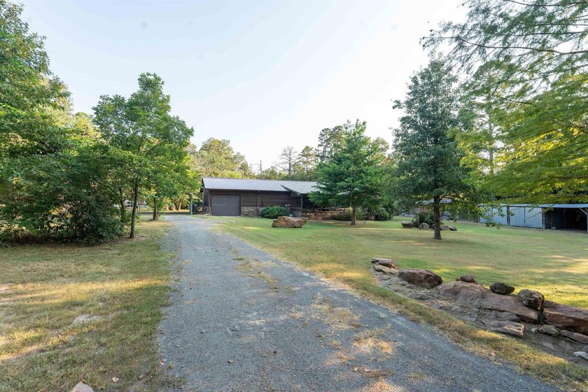 Spacious 3 bedroom and 2 bathroom cabin sitting on 1 acre - photo 22