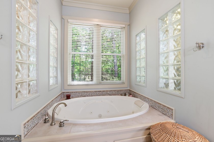 This spectacular 3,030-square-foot, 4-bedroom, 4-bathroom lake - photo 23