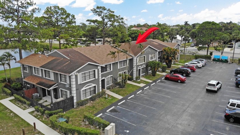 This charming lakefront 3-bedroom, 2.5-bath townhouse is ready - photo 23