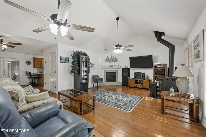 This one is priced WAY below comps, and is being sold AS IS. 637 - photo 25
