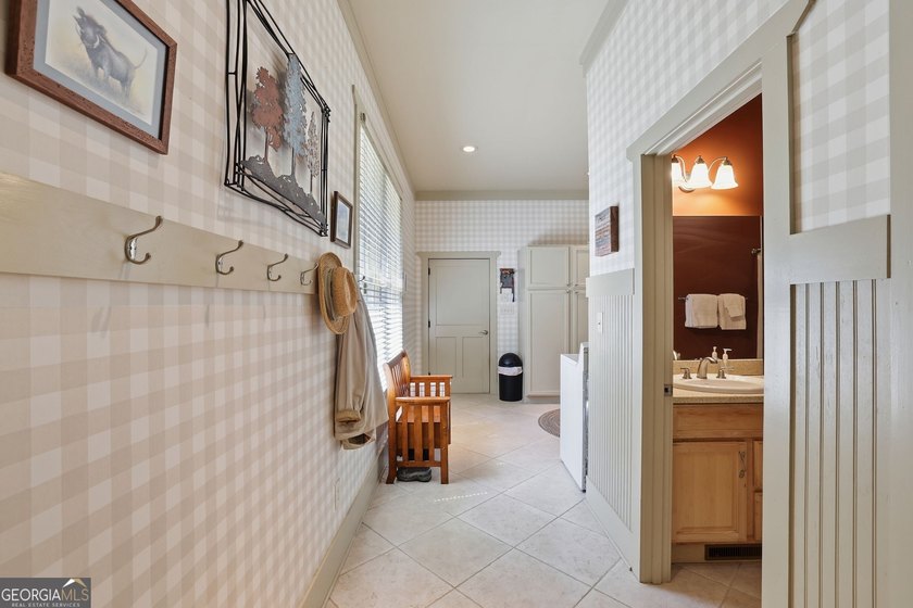 This spectacular 3,030-square-foot, 4-bedroom, 4-bathroom lake - photo 32