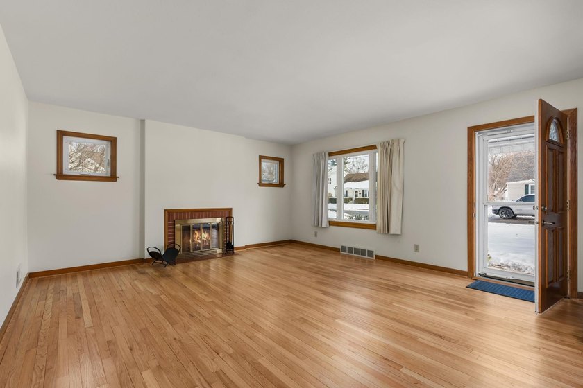 MOTIVATED SELLERS LISTED UNDER APPRAISAL VALUE !!!!!. Welcome - photo 6